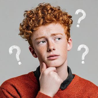 考え込む、少年とクエスチョン 考え込む、少年とクエスチョンの写真