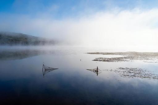 水面下に影を落とす漁網と塘路湖の夜明け 朝霧,早朝,幻想的の写真素材