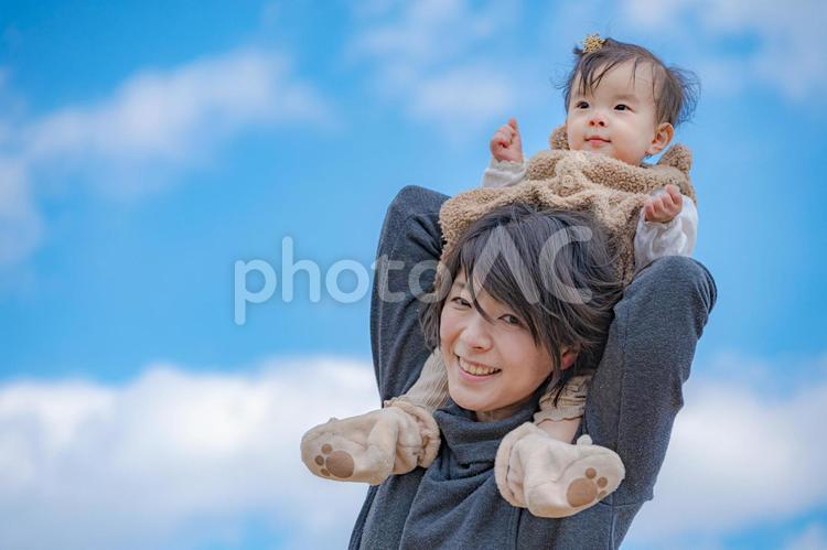 爽やかな青空と親子(その１５) 子供,赤ちゃん,家族の写真素材