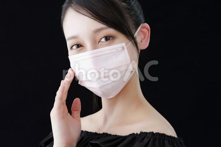 肌色に近い色のマスクを着ける女性  マスク,女性,ライフスタイルの写真素材