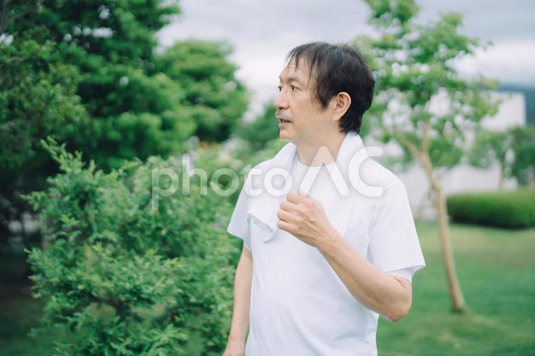 トレーニングする中高年男性（ウォーキング・半袖） ウォーキング,有酸素運動,歩くの写真素材