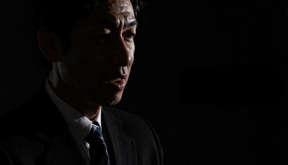 インタビューで語るビジネスマン インタビューで語るビジネスマンの写真