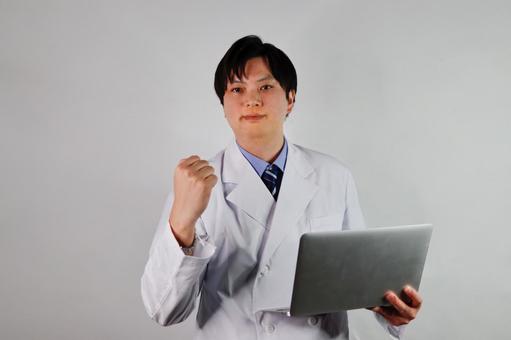 医師のやる気あふれる表情 医師のやる気あふれる表情 医師,白衣,パソコンの写真素材