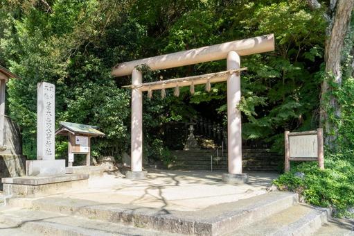 The large torii gate of Katsuragi Ikazuchi Shrine in Nara, JPG