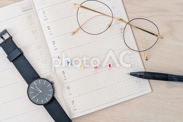 スケジュール帳と眼鏡、時計 スケジュール,予定,時計の写真素材