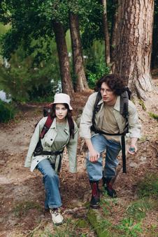 登山をする2人の写真