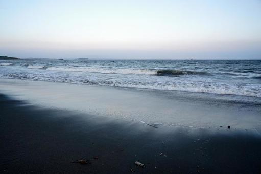 穏やかな波が打ち寄せる海岸の風景 穏やかな波が打ち寄せる海岸の風景 海,海岸,波打ち際の写真素材
