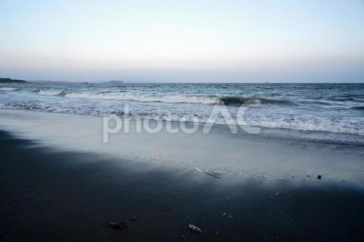 穏やかな波が打ち寄せる海岸の風景 海,海岸,波打ち際の写真素材