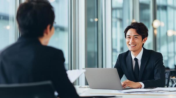 オフィスで行われる就職面接の風景の写真