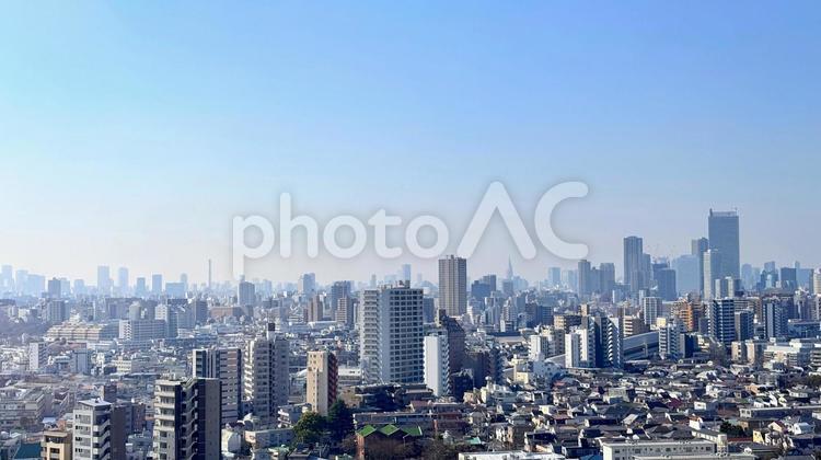 晴天の空と街（新宿・池袋方面） 都会,空の背景,空画像の写真素材