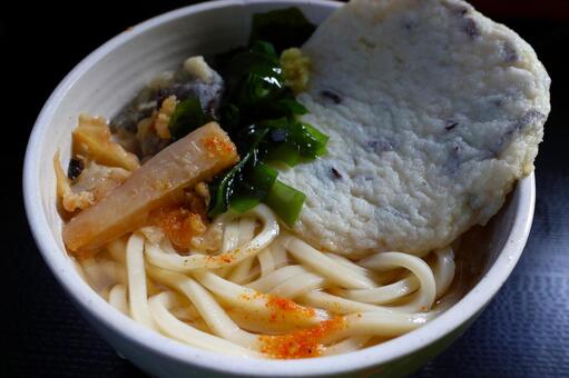 さぬきうどん店の魚ねり蒲鉾天ぷらうどん 魚ねり蒲鉾天ぷら,わかめ,七味の写真素材