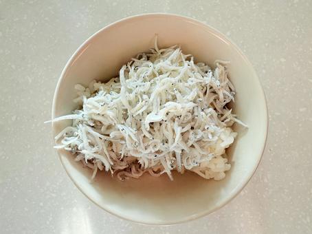 シラスご飯 シラスご飯 シラス干し,チリメンジャコ,ちりめんじゃこの写真素材