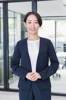 信頼感と清潔感のあるスーツ姿の女性 ビジネス,女性,案内の写真素材