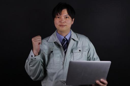 作業服の男性がノートPCとガッツポーズ 作業服の男性がノートPCとガッツポーズ 作業員,作業服,男性の写真素材
