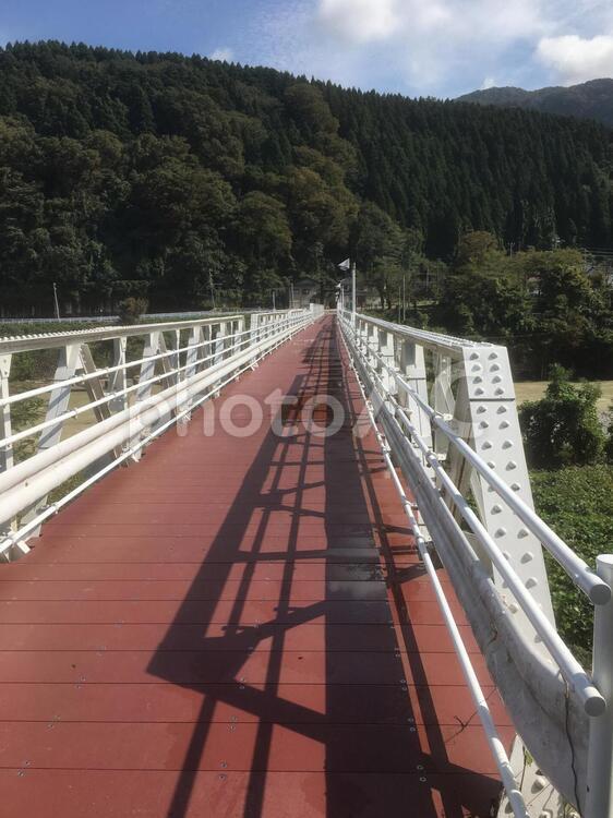 手取川にかかる歩行者専用の橋がある風景 手取川,橋,歩行者の写真素材