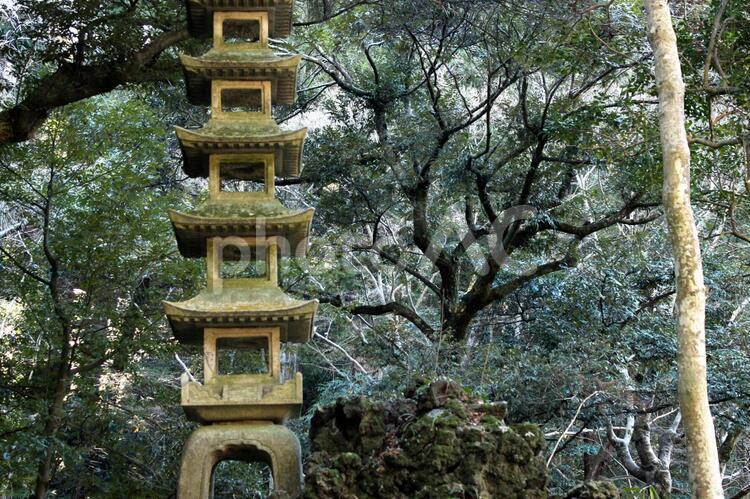 成田山にある石の灯籠 塔,成田山,歴史の写真素材