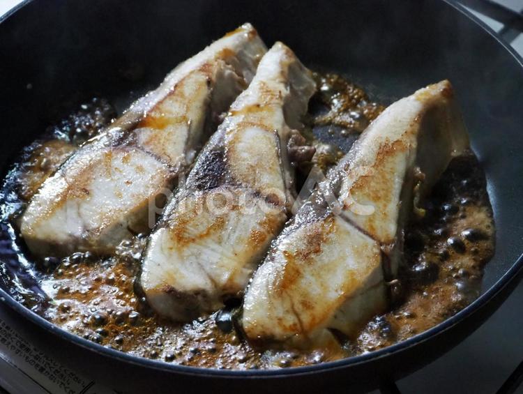 ブリの照り焼きを作る02 ブリの照り焼き,焼き魚,家庭料理の写真素材