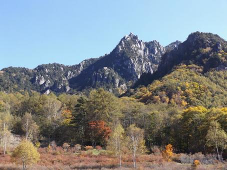 瑞牆山と紅葉 瑞牆山,瑞牆山自然公園,紅葉の写真素材