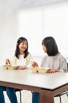 ご飯を食べる女の子 ご飯を食べる女の子 家族,食事,子どもの写真素材