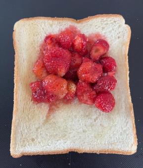 ココナッツオイルと苺トーストパンの昼食 ココナッツオイルと苺トーストパンの昼食の写真
