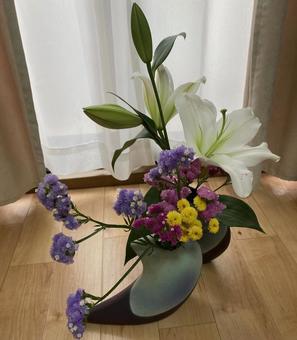 生け花 生け花 カサブランカ,ユリ,スターチスの写真素材