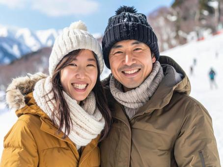 冬のスキー場にいる男女のカップル 冬のスキー場にいる男女のカップルの写真