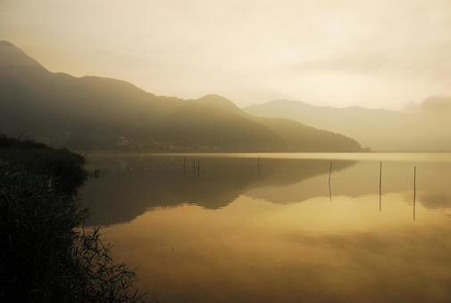 夕暮れ時の湖 夕暮れ時の湖の写真