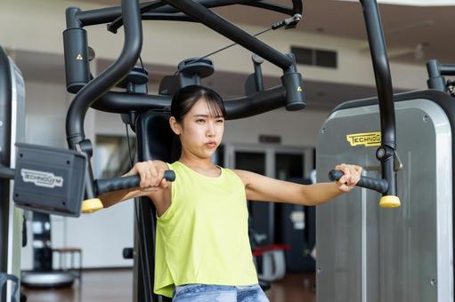 ジムでトレーニングする若い女性 ジム,フィットネス,トレーニングの写真素材