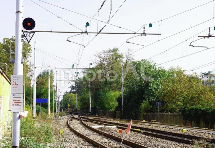 イタリアの切り替え線がある線路 単線 イタリア,線路,切り替え線の写真素材