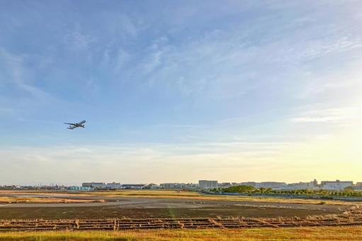 兵庫・伊丹 エアフロントオアシス下河原 空港,大阪国際空港,滑走路の写真素材