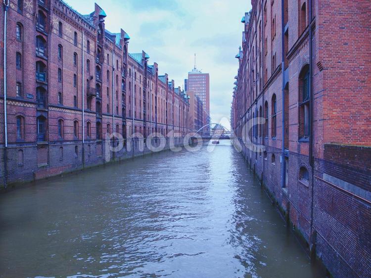 ハンブルク　倉庫街と川の風景 旅行,観光,壁紙の写真素材