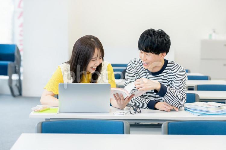 教室で授業を受ける大学生 大学生,教室,笑顔の写真素材