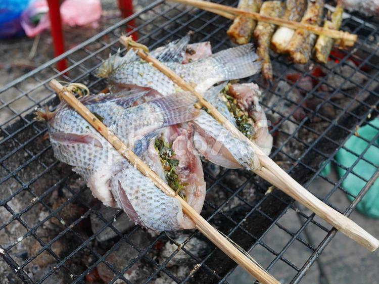 ラオスの路上の串焼き屋さんの焼き魚 焼き魚,串焼き屋,串焼きの写真素材