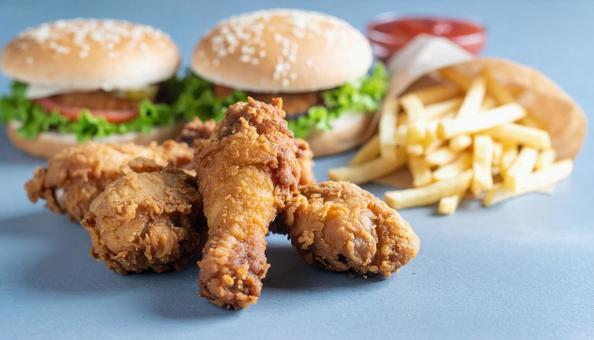 チキンバーガーとフライドポテト 鶏肉 チキンバーガーとフライドポテト 鶏肉の写真