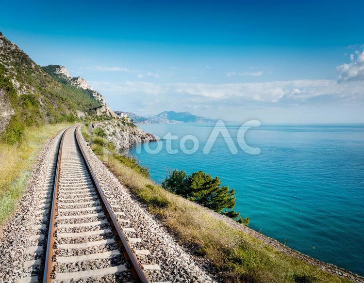海沿いの線路 海,線路,海沿いの写真素材