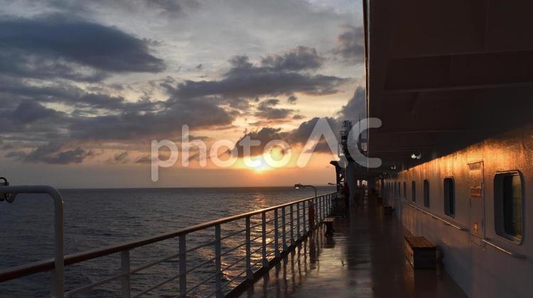 客船のデッキから望む水平線と夕焼け にっぽん丸,客船,船の写真素材