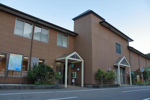 JR牟岐線、由岐駅、コミュニティ施設 jr,jr四国,牟岐線の写真素材