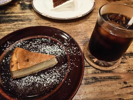ベイクドチーズケーキとアイスコーヒー ベイクドチーズケーキとアイスコーヒー ベイクドチーズケーキ,チーズケーキ,アイスコーヒーの写真素材