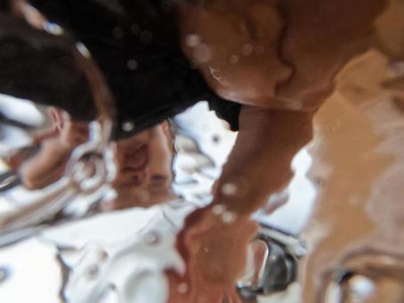 水の中から見る世界 カメラ,水の中,水の写真素材