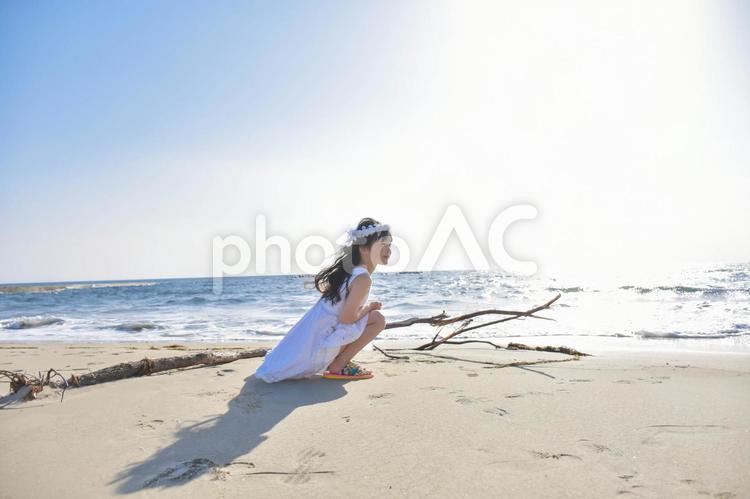 海岸で遠くを見つめる女の子 海,砂浜,女の子の写真素材