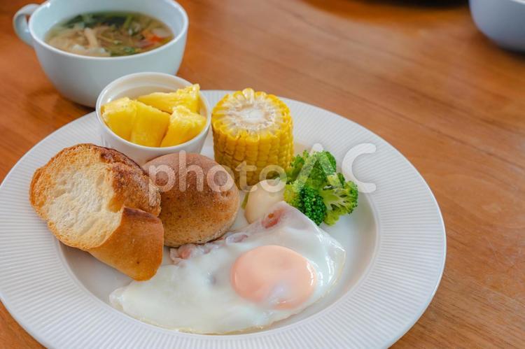 洋風朝食 目玉焼きとパン 朝食,洋食,洋風朝食の写真素材