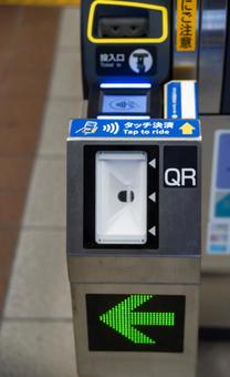 QRコード対応の駅の自動改札機 自動改札機,改札機,タッチの写真素材