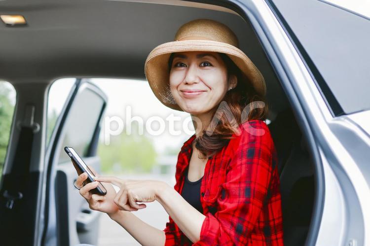車とスマホを持つ女性 女性,ビジネス,ワーケーションの写真素材