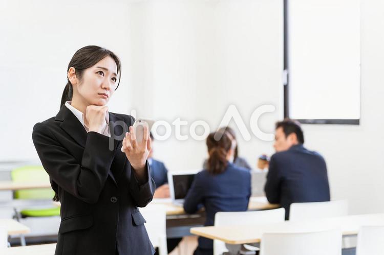 会議室でスマホを使う悩む新入社員 就職活動,困る,アプリの写真素材