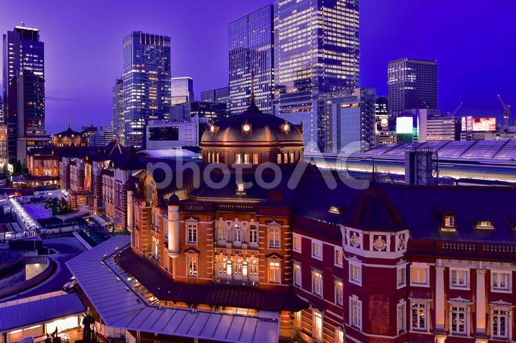 夕暮れの東京駅 東京駅,丸の内,駅舎の写真素材