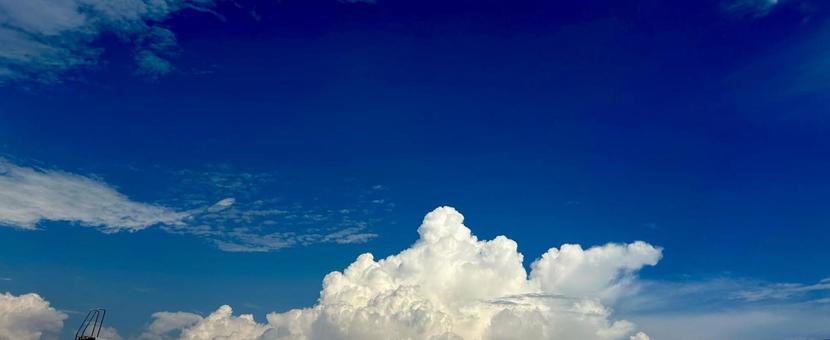 夏の空 8月の空,入道雲,夏の空の写真素材
