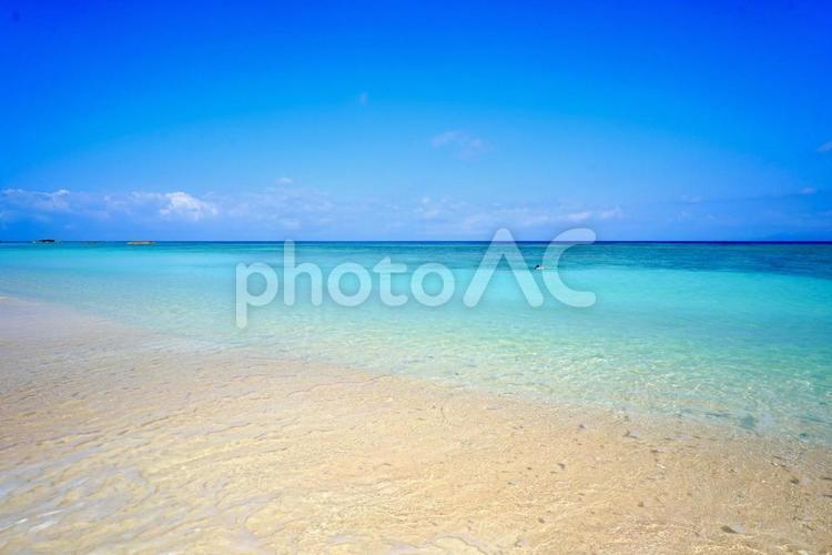 美しい波照間ブルーの海とビーチ 波照間,波照間島,島の写真素材