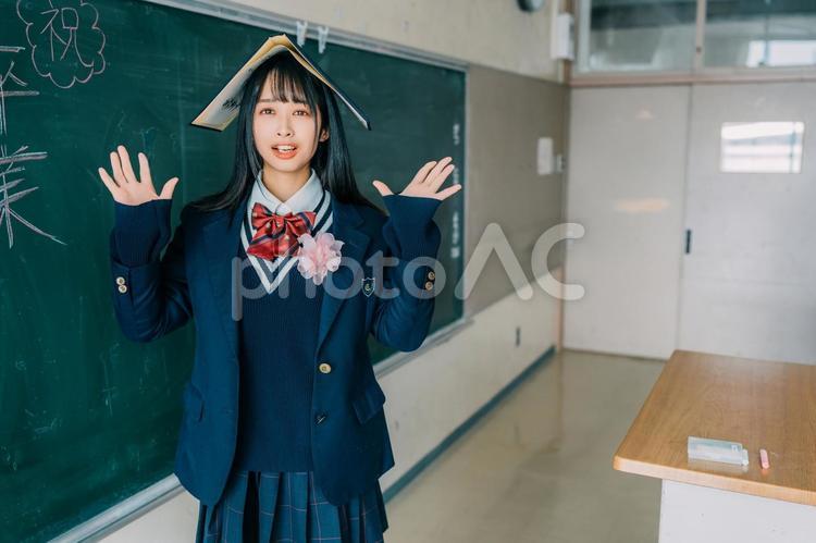 頭に卒業証書をのせてふざける女子高校生 女性,女子高,高校生の写真素材