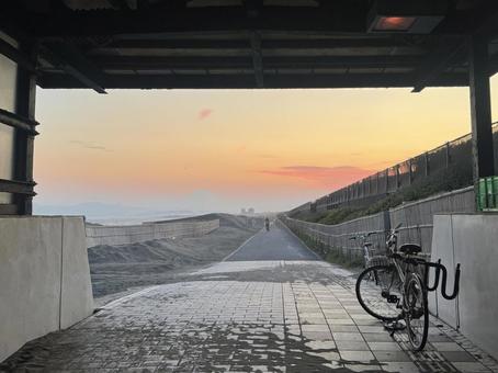 夕暮れのサイクリングロード 夕暮れのサイクリングロード 夕焼け小焼け,遊歩道,直線の写真素材