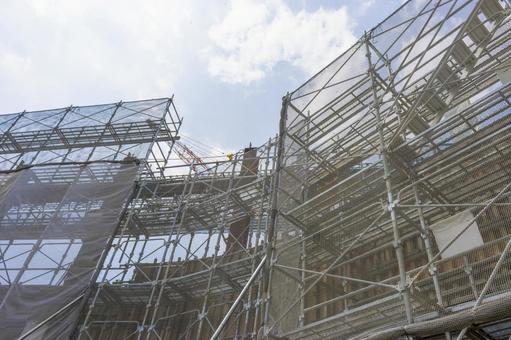 ビルの建設中の外周の足場と青空 ビルの建設中の外周の足場と青空 建設,建築,建設現場の写真素材